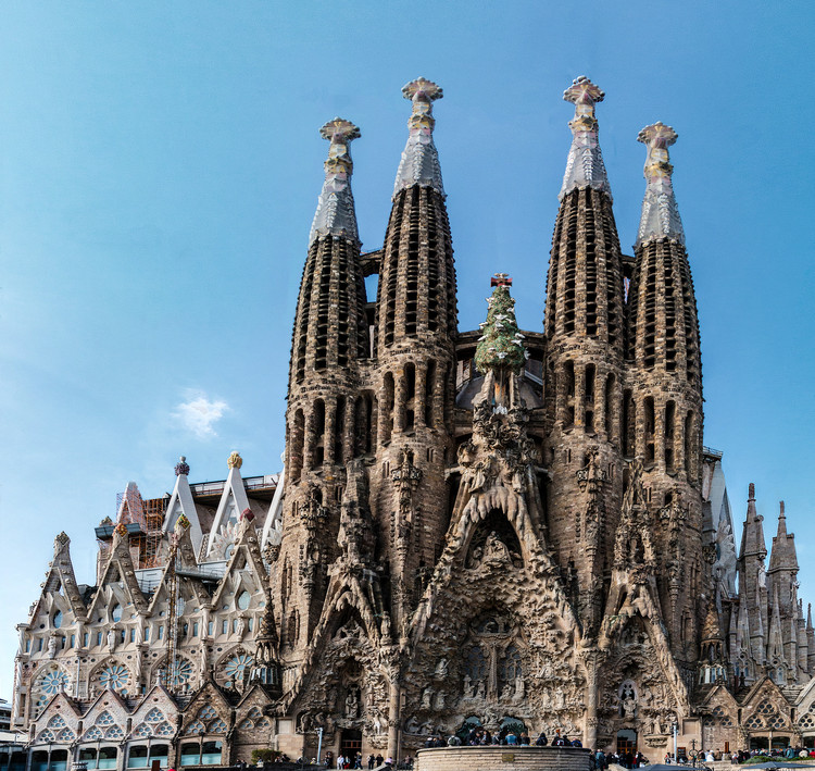 A Torre de Jesus Cristo: Símbolo da Sagrada Família